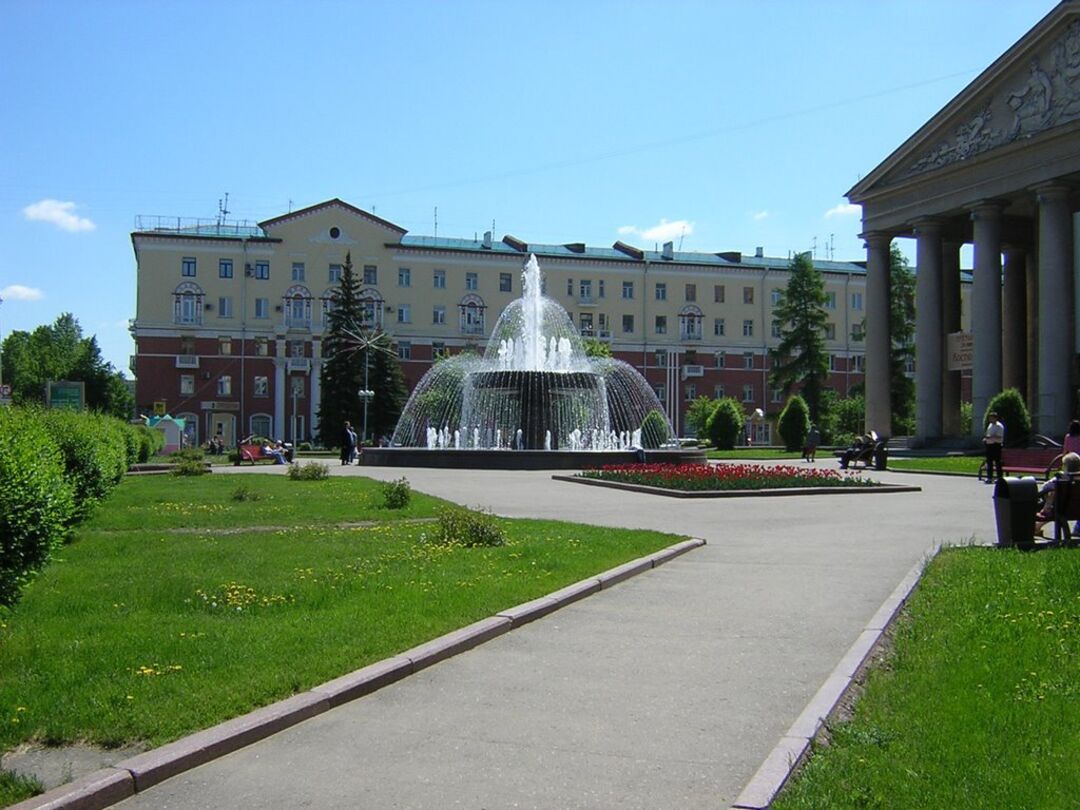 Город кемеровский. Театральная площадь Кемерово. Площадь города Кемерово. Кемерово исторический центр. Город Кемерово летом.