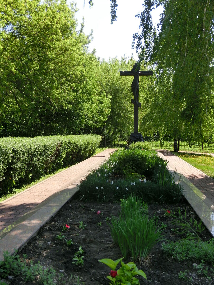 Братская могила и памятник «Распятие»
