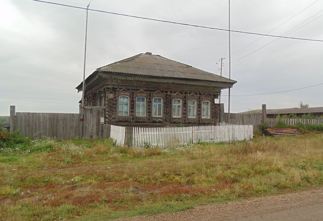 Деревянный дом Спиридоновых, построен в 1914 году, с обильной пропильной и  глухой резьбой, ныне здан, Кемеровская область, Яйский район, с. Ишим, ул.  Декабристов, 74