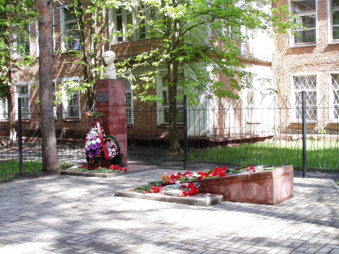 Могила пионера Вити Захарченко, расстрелянного фашистами в 1942 году. Скульптура