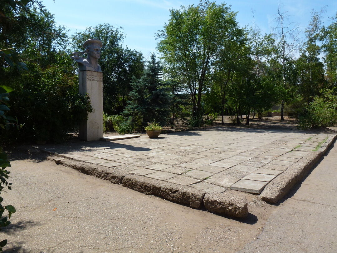 Николаевский волгоградской. Памятники г. Николаевск Сивко. Памятник Сивко в Николаевске Волгоградской. Аллея Николаевск Волгоградской. Памятники в Николаевске Волгоградской области.