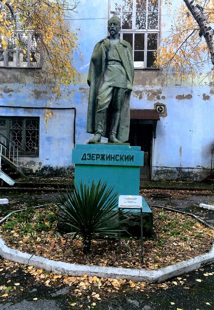 Улица дзержинского крым. Памятник ф. э. Дзержинскому (Таганрог). Памятник Дзержинскому в Курске. Памятник Дзержинскому Таганрог. Памятник ф э Дзержинскому Волгоград.