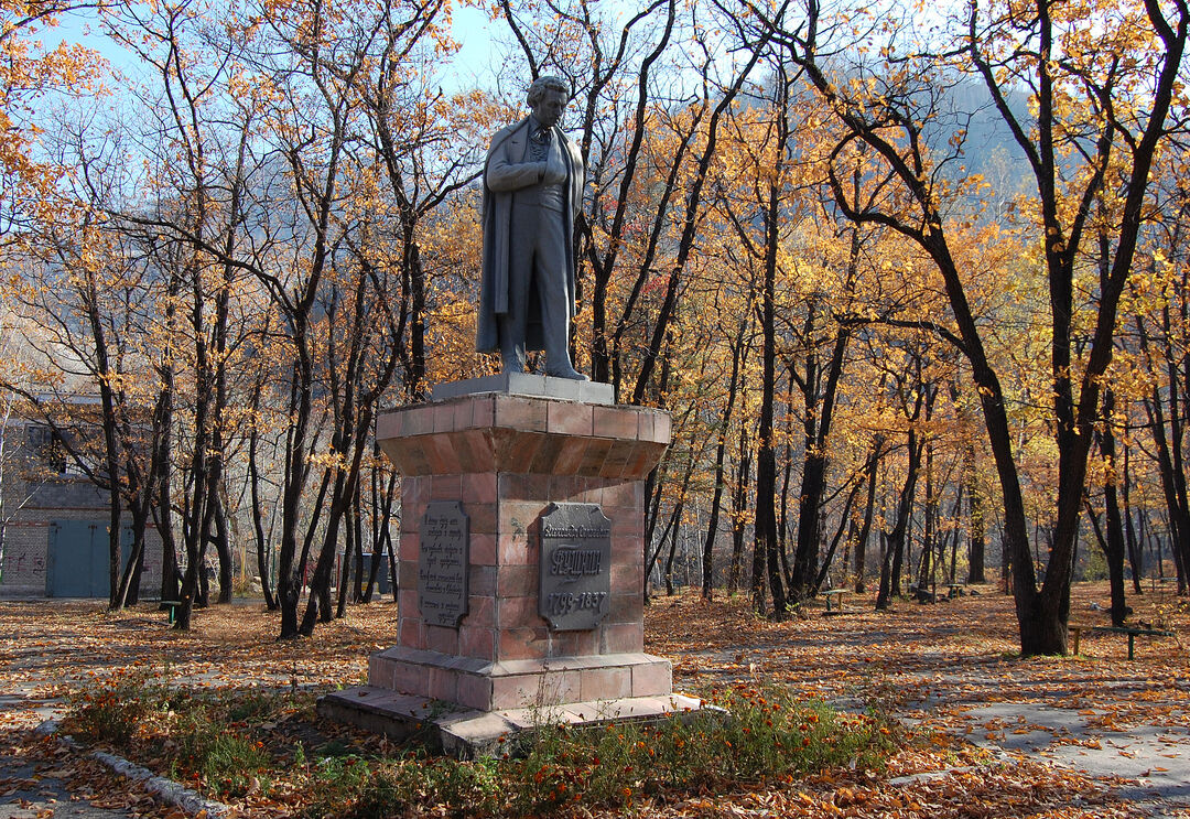 Памятник А.С.Пушкину, Приморский край, город Дальнегорск, проспект 50 лет  Октября, д. 95, примерно в 120 м по направлению