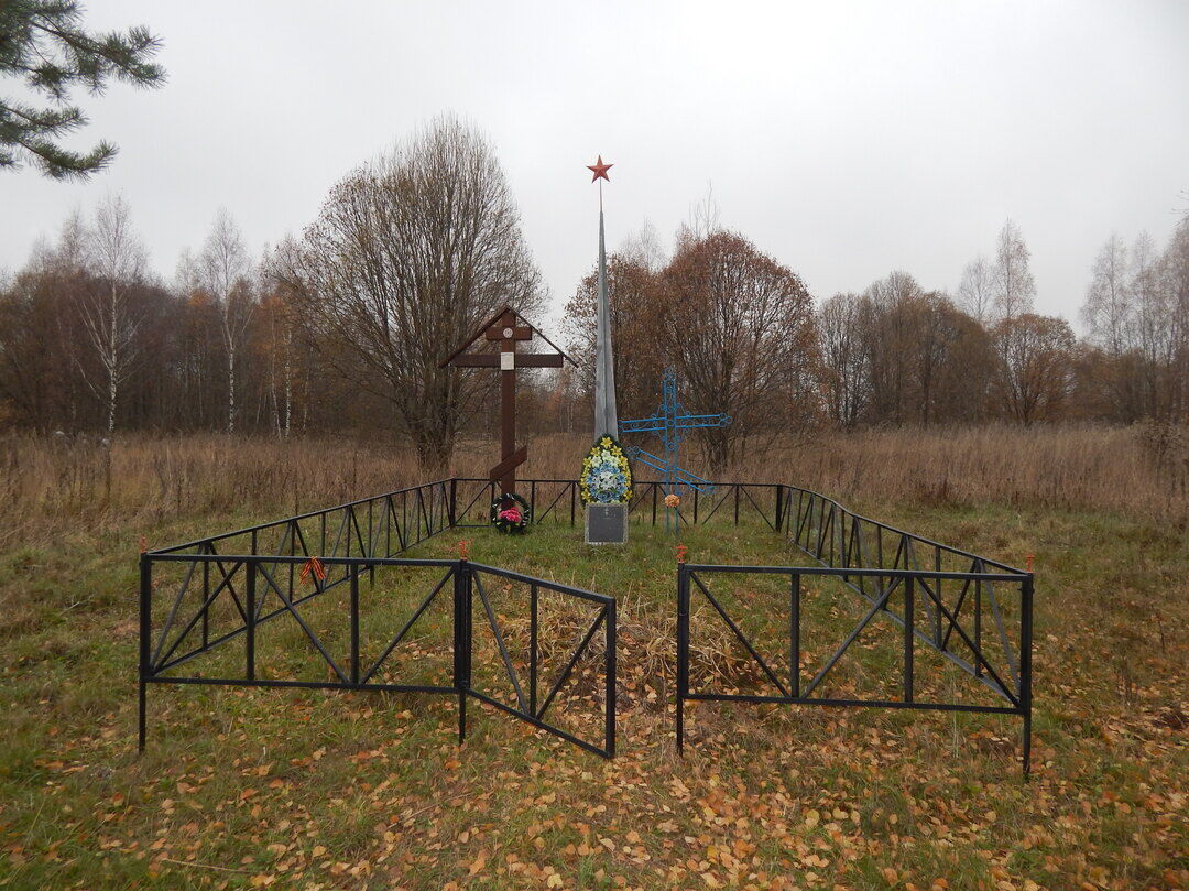 Место массовой казни гитлеровцами жителей деревни Головицы. Установлен памятный знак