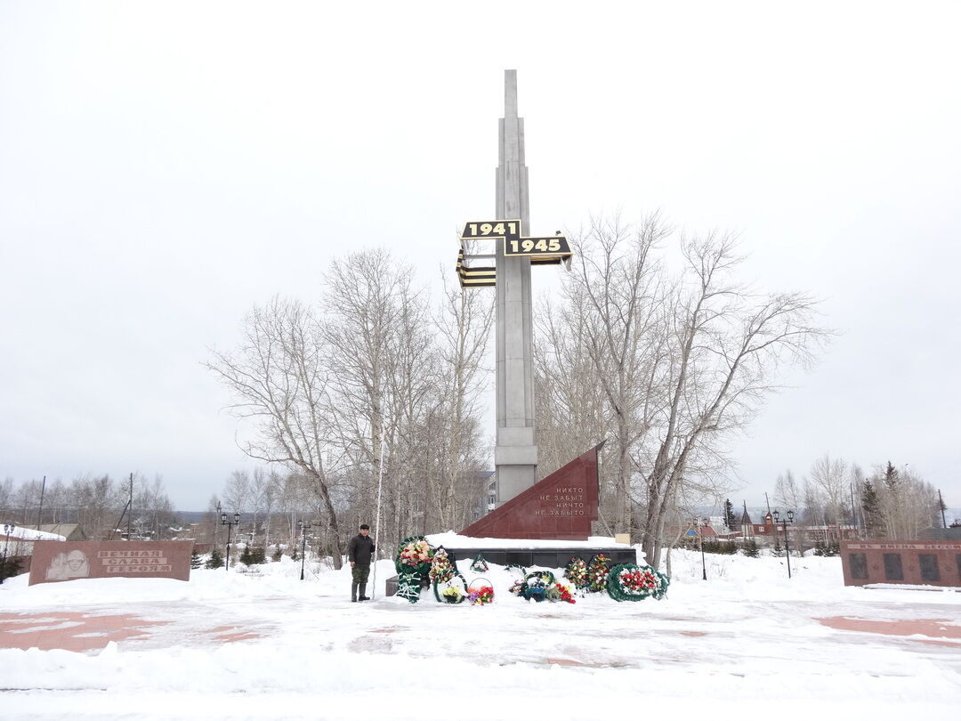 Памятник воинам-землякам, погибшим в годы Великой Отечественной войны (1941-1945). Автор Горшков, 1962 г.