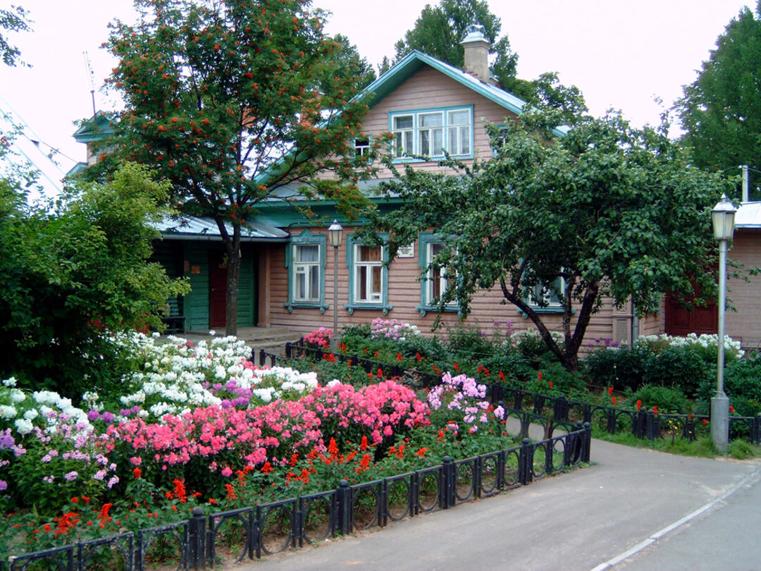 Дом, в котором в 1904 г. родился Чкалов Валерий Павлович. В доме - мемориальный  музей В.П.Чкалова, Нижегородская область, Чкаловский район, город Чкаловск,  ул. Чкалова, д. 5