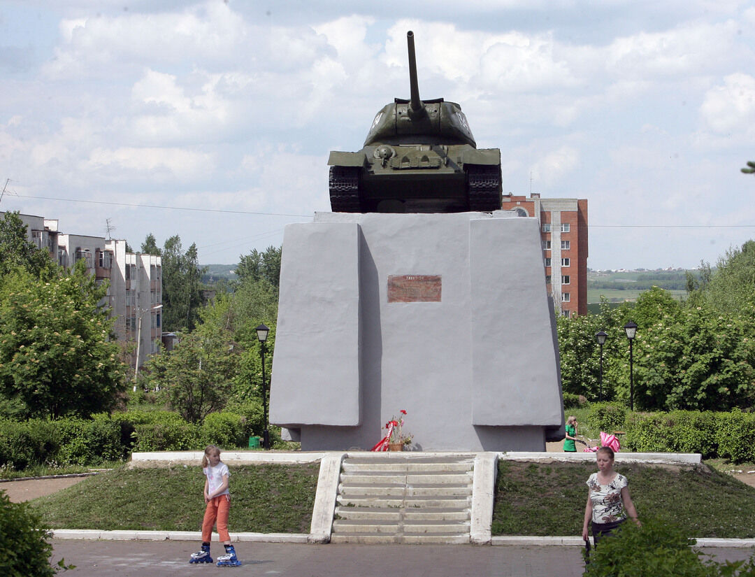 Боевой танк Т-34. Установлен в честь тружеников Мордовии, собравших в годы Великой Отечественной войны средства на строительство колонны "Мордовский колхозник"