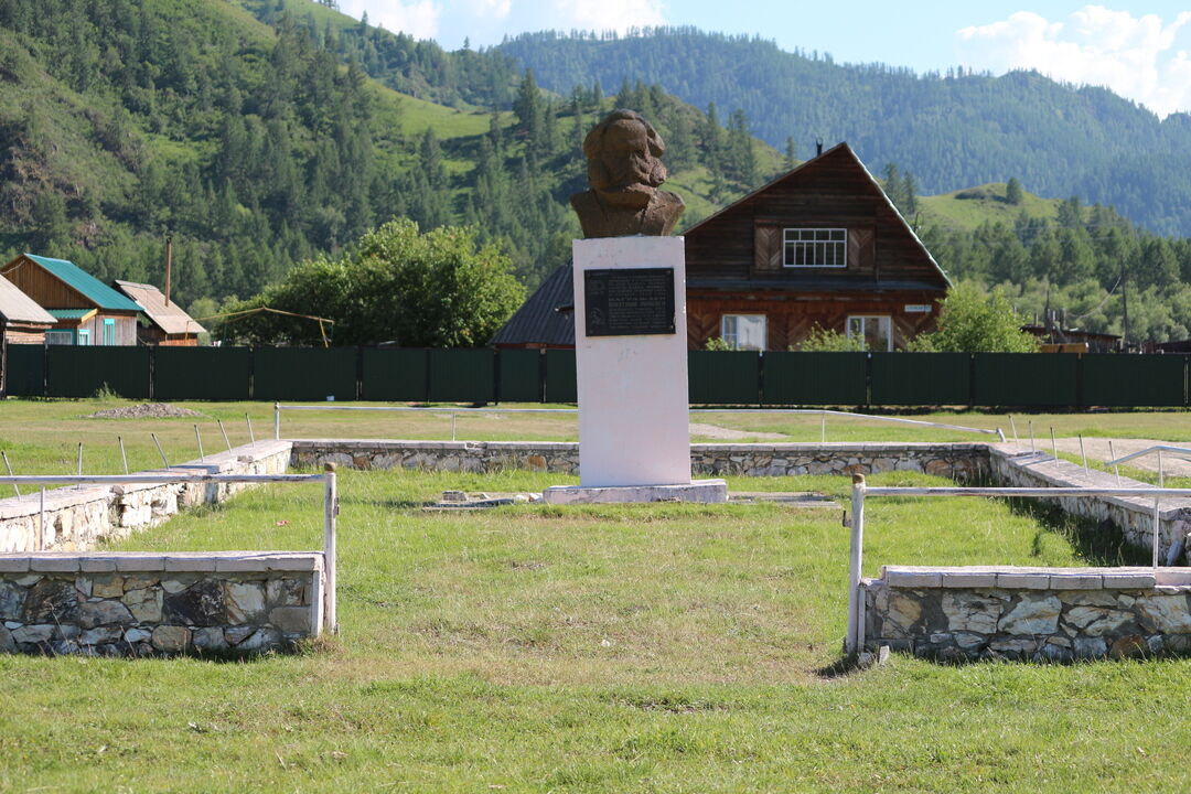 Памятник К. Марксу, Республика Алтай, Онгудайский район, село Каракол, ул. Г.Чорос-Гуркина, 43