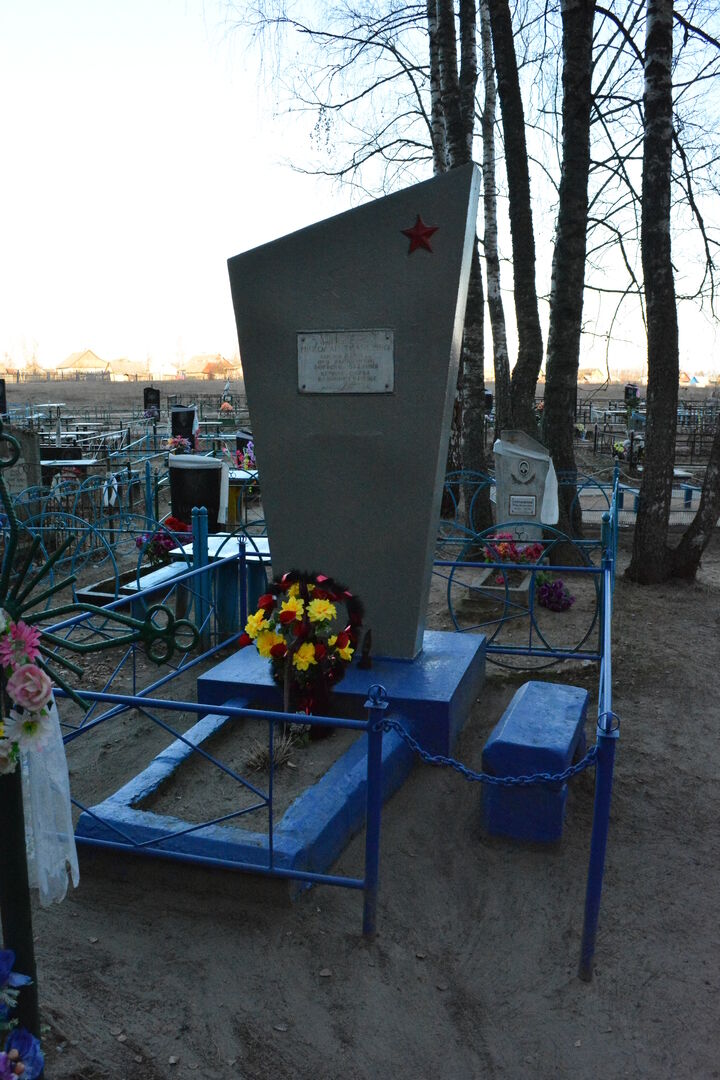 Могила лейтенанта Ткаченко Николая Алексеевича, погибшего в 1941 г. в бою с немецко-фашистскими захватчиками