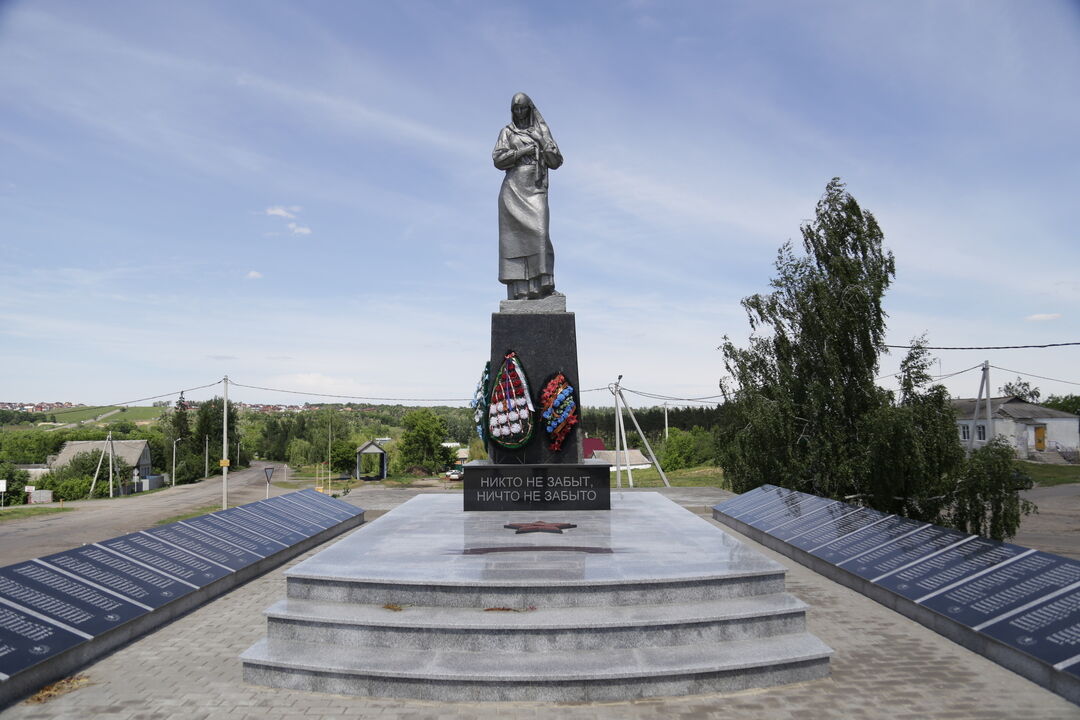 Братская могила советских воинов, погибших в боях с фашистскими захватчиками в 1943 году. Захоронено 25 человек, установлены имена 24 человек. Скульптура советского воина
