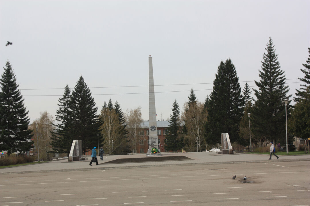 Погода новоалтайск алтайский. Стелла Новоалтайск. Вечный огонь Новоалтайск. Памятник воинам новоалтайцам. Город Новоалтайск Обелиск.