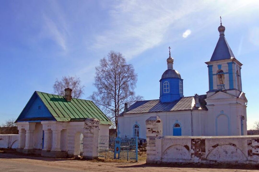 Церковь Успения с оградой и домиком для сторожа