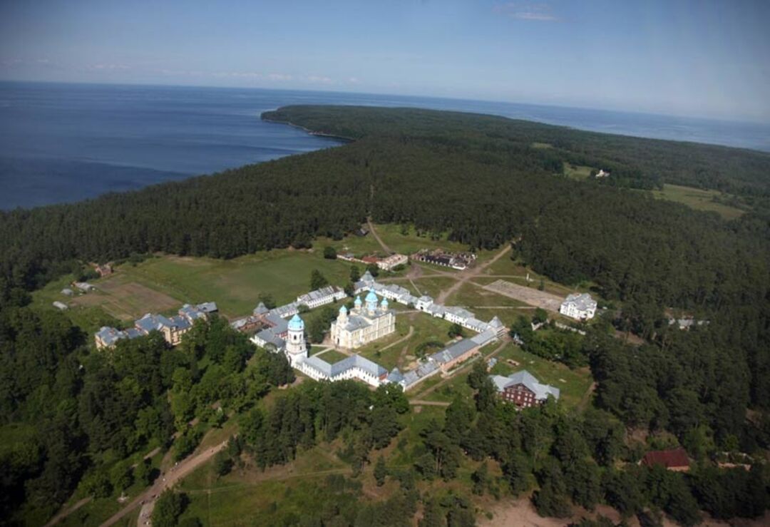 Круиз коневец валаам. Остров Коневец монастырь. Ладожское озеро Коневец. Монастырь на острове Коневец на Ладожском озере. Остров Коневец Ладожское озеро.