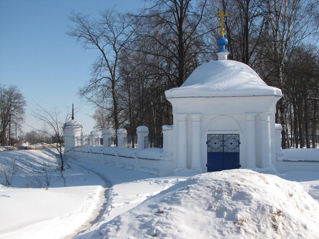 Ограда церкви с часовней