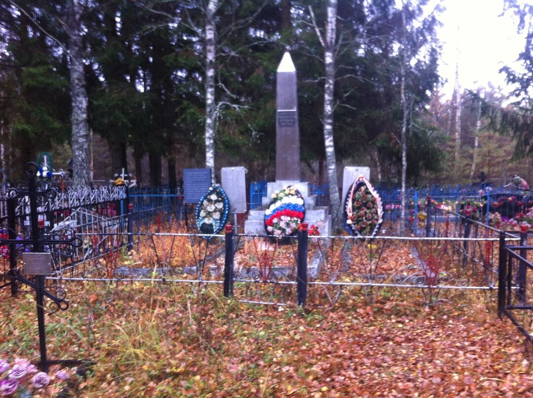 Братская могила воинов Советской Армии, погибших в 1941-1943 гг. в боях с немецко-фашистскими захватчиками. Установлен обелиск