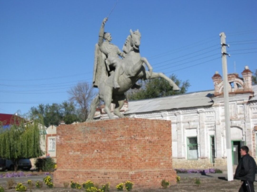 Пугачев бубенца. Село Чапаев Лбищенск. Пугачев город Чапаев. Чапаев поселок Казахстан. Памятник Чапаеву в г. Пугачеве.