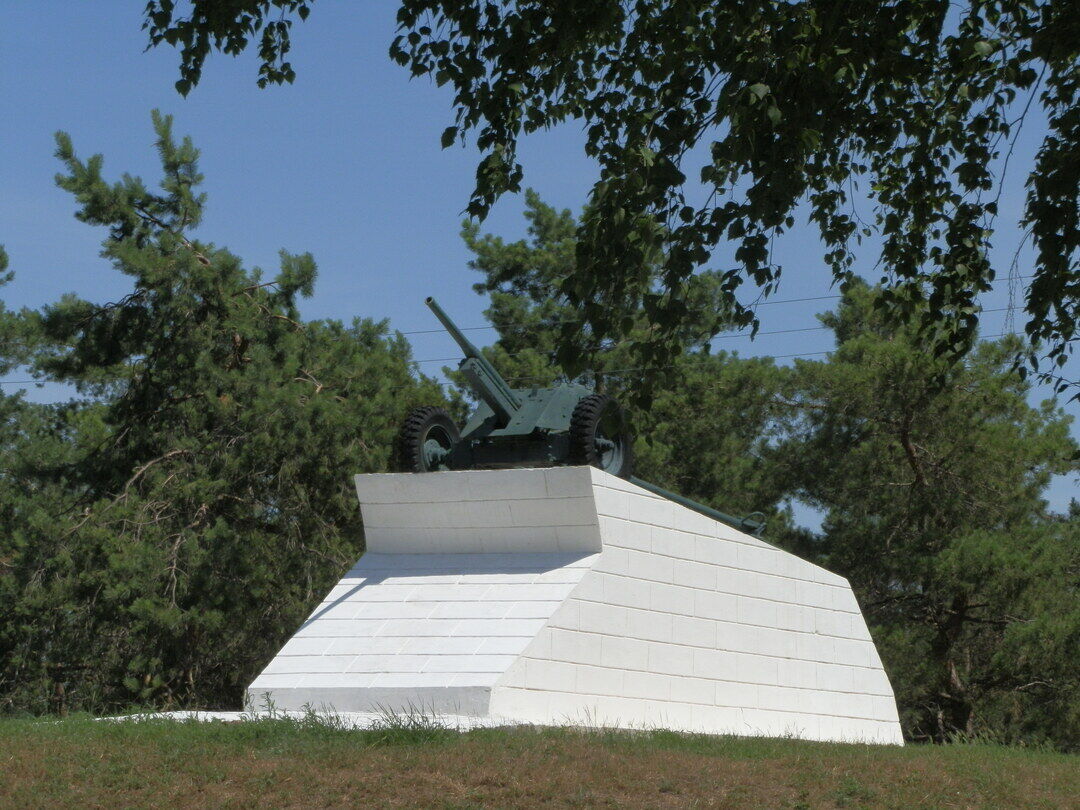 Гуляй борисовка ростовская. Памятник воинам артиллеристам Сураж. Памятник курсантам артиллеристам в Ростовской области. Биробиджан памятник воинам артиллеристам. Стелла Борисовка.