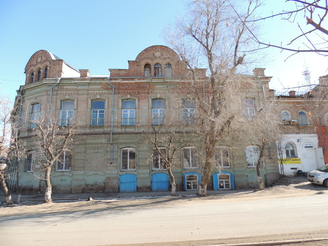 Дом Епифанова (Второе городское приходское училище церкви во имя Святого  Иоанна Златоуста), Астраханская область, город Астрахань, улица  Казанская/улица Волжская, 2/7