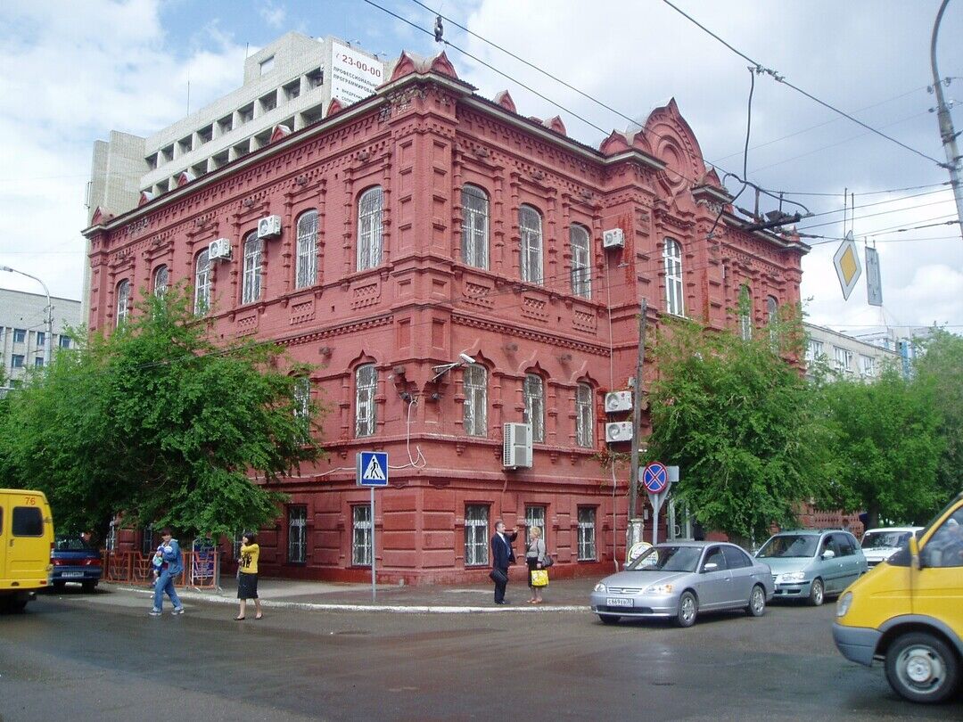 Дом Елизаветинский Сиротский, 1896–1898 гг., арх. Коржинский П.И.,  Астраханская область, г. Астрахань, улица Савушкина / улица Анри Барбюса,  45/21