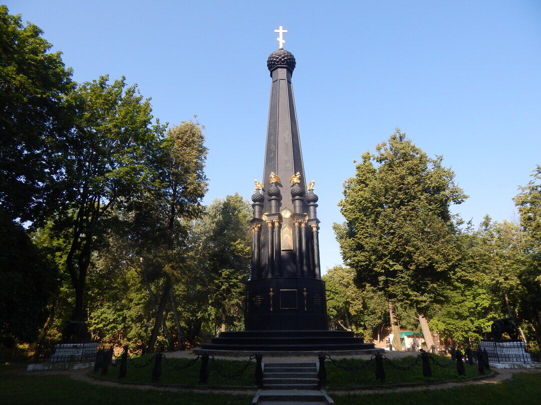 Памятники города смоленска. Памятник защитникам Смоленска 1812г.. Ковно памятник 1812. Смоленск Стелла 1812. Стелла защитникам Смоленска 1812 года.