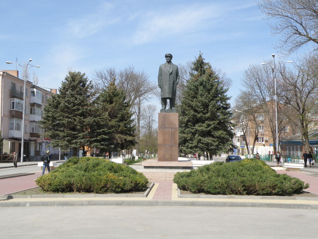 Памятник В.И.Ленину, Ростовская область, Сальский район, г. Сальск, ул.  Ленина, литер № 1