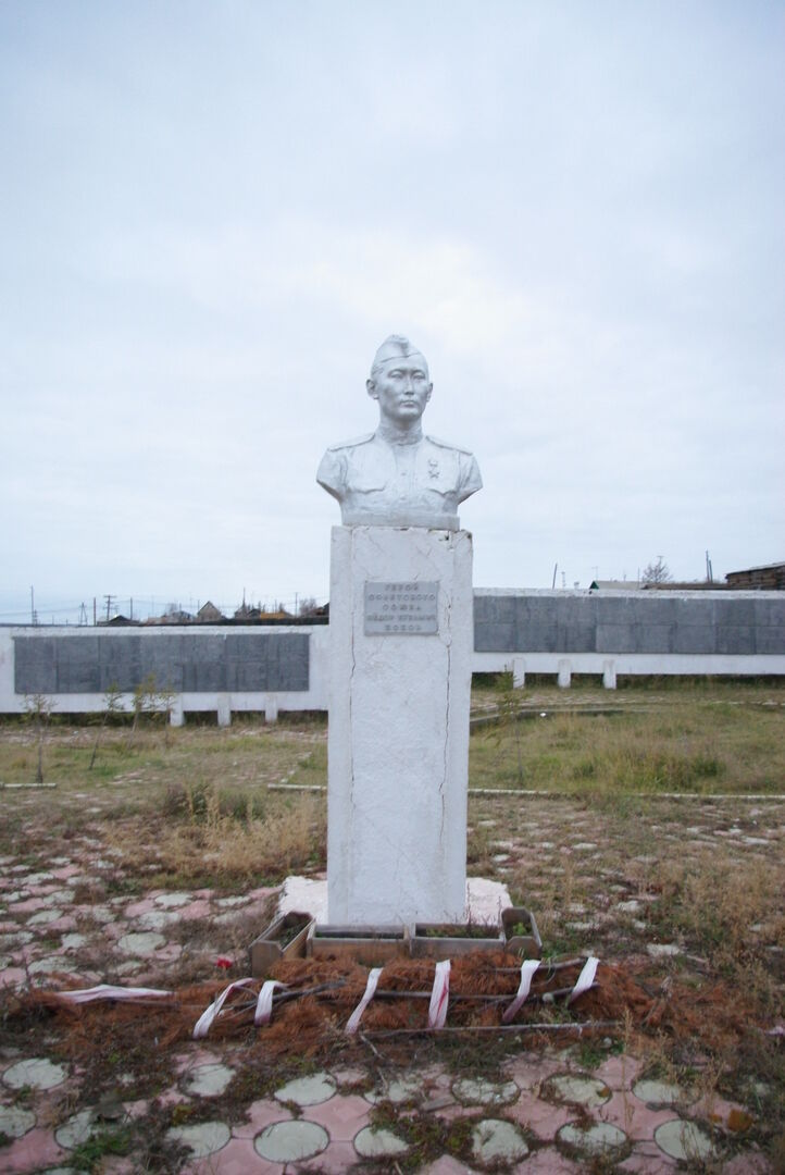 Памятник-бюст Ф.К.Попову – Герою Советского Союза