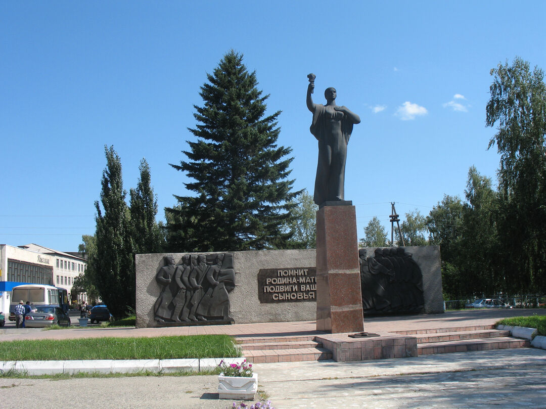 Мамонтовский край. Памятники в Мамонтово Мамонтовского района Алтайского края. Мамонтово достопримечательности Мамонтовский район Алтайский край. Памятник Ленину в Мамонтово Алтайский край. Площадь Победы Мамонтово.