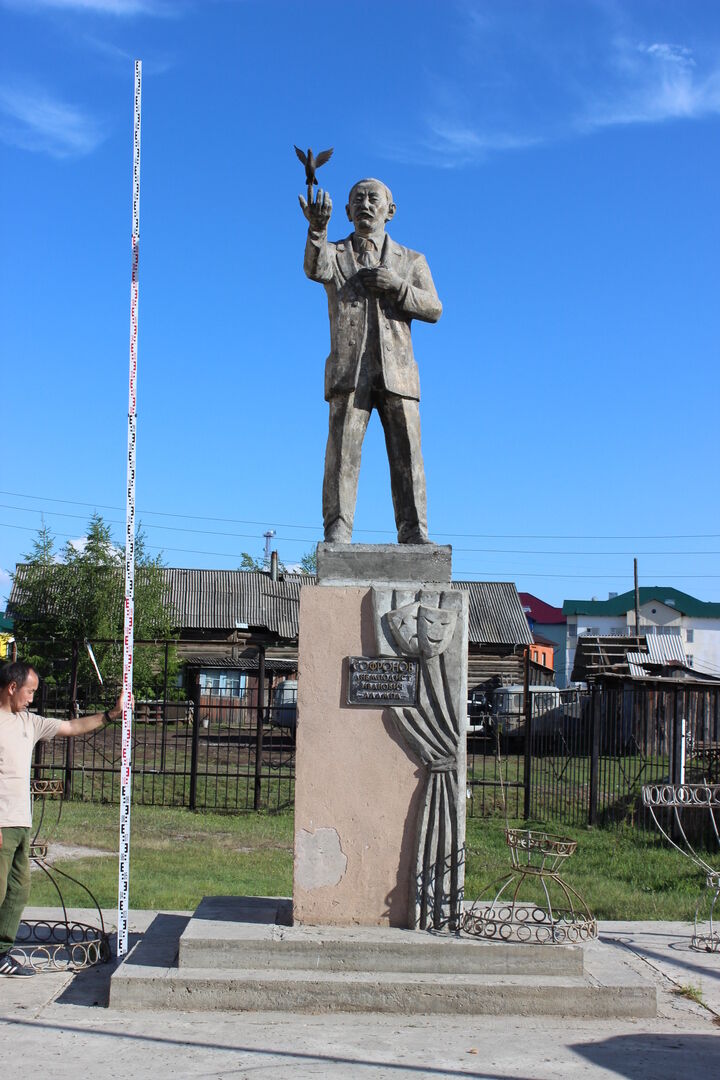 Памятник А.И. Софронову – Алампа – одному из основоположников якутской национальной литературы