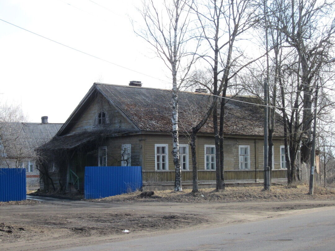 Дом священника церкви Параскевы Пятницы, Псковская область, Гдовский район,  г. Гдов, площадь 25 Октября, 15