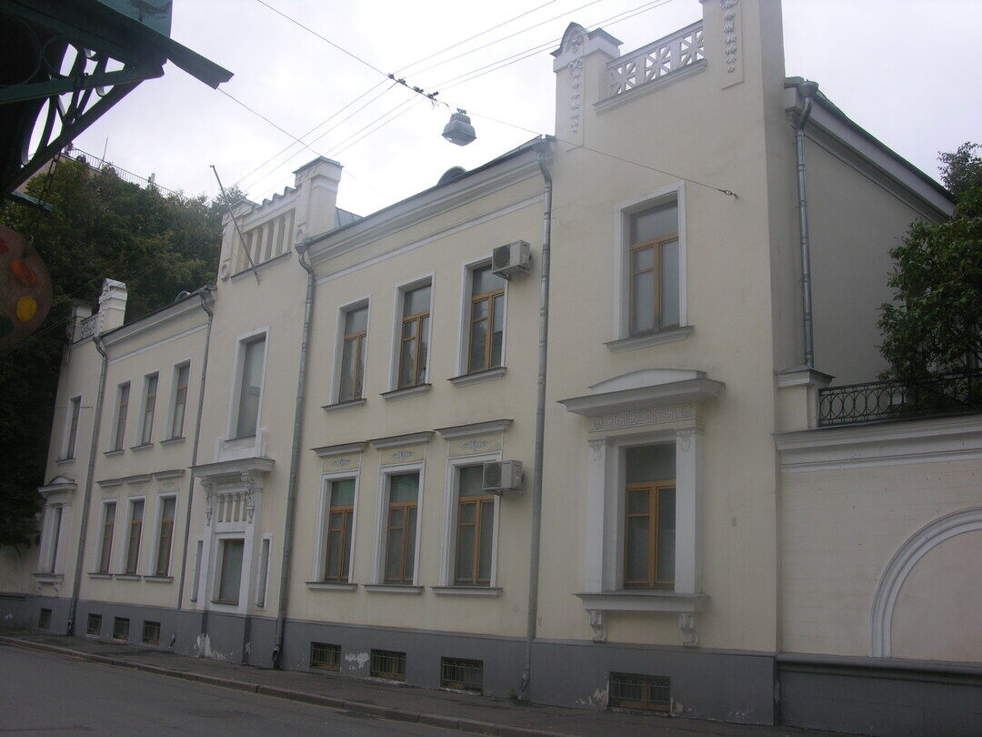 Городская усадьба О.Н.Чижовой, 1905-1909 гг., военный инженер И.Н.Тулаев, 1909 г., архитектор Б.Н.Шнауберт, 1950-е гг.