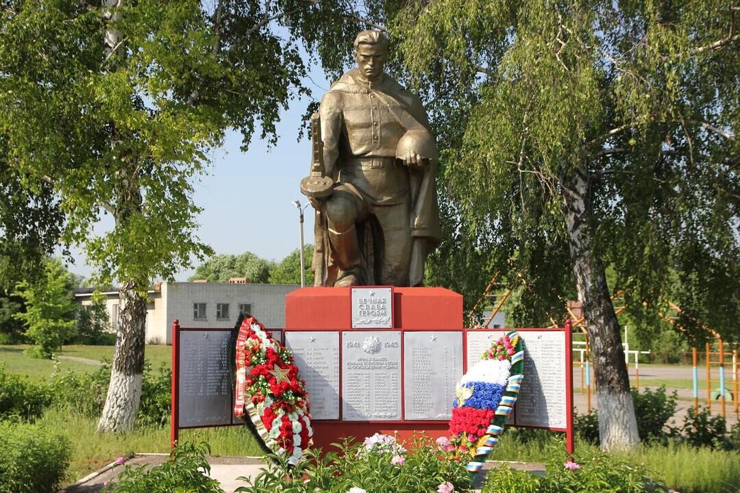 Белгородская область воина. Село Беломестное Белгородского района. Братская могила воинов в селе Беломестное Белгородской области. Братская могила советских воинов 1943 году Белгород. Белгородская область Тимоново Братская могила воинов.