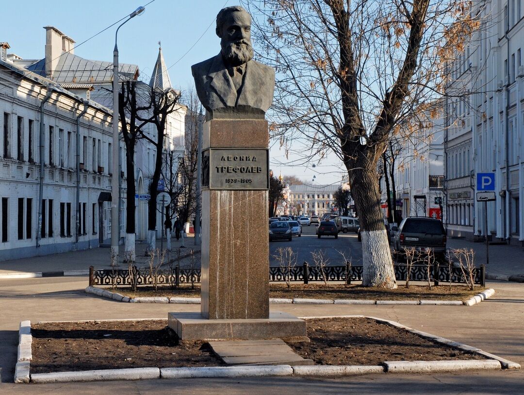 Памятники любима. Памятник Трефолеву Ярославль. Памятник Леониду Трефолеву памятники Ярославля. Леонид Трефолев памятник в Ярославле. Бюст Трефолева Ярославль.