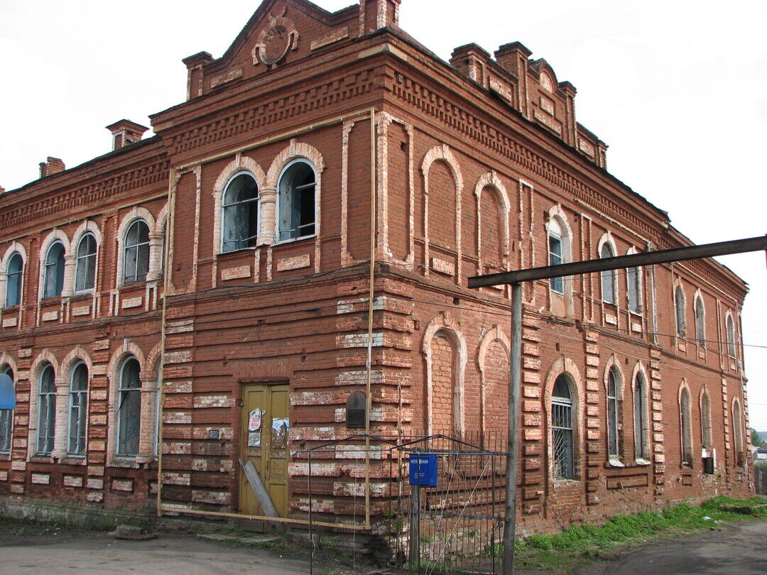 Двухэтажное каменное здание начала XX века, ныне городской узел связи,  Кемеровская область, Мариинский район, г. Мариинск, улица Ленина, д. 45