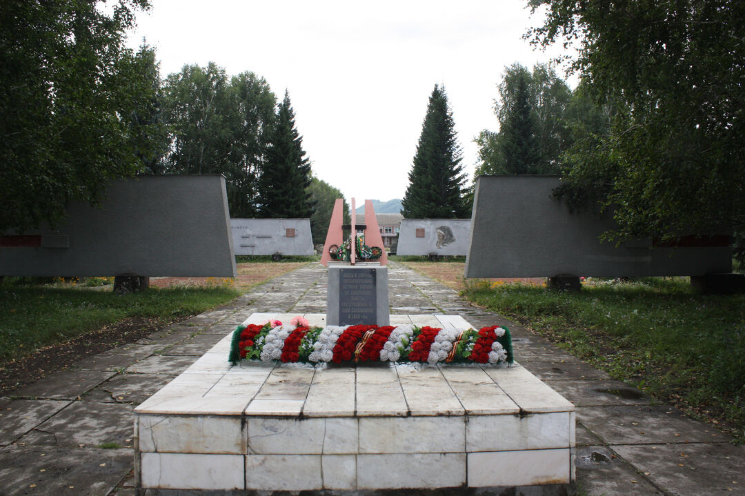 Село победа. Киржач мемориальный комплекс войны 1941-1945. Шадрино Алтайский край памятник ВОВ. Коломенское камень-мемориал погибшим ВОВ 1941-1945. Мемориальный парк Победы в селе Баево на Алтае.