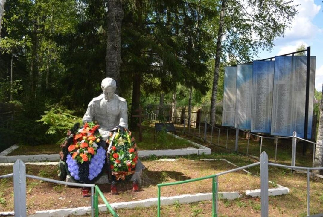 Братская могила воинов Советской Армии, погибших в 1941-1943 гг. в боях с немецко-фашистскими захватчиками за пос. Лычково