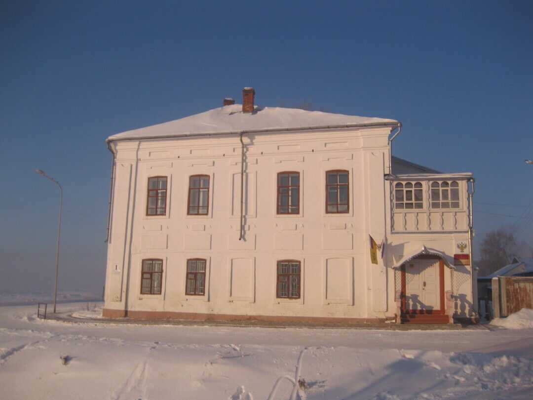 Здание Захаровской богадельни, Вологодская область, город Великий Устюг,  ул. Набережная, 53, ул. Красноармейская, 1