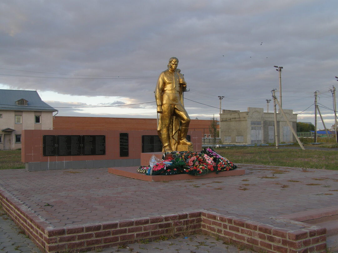 Памятник землякам, погибшим в годы Великой Отечественной войны 1941-1945  гг., Омская обл., Азовский немецкий национальный р-н, с. Азово, ул. 1-го  Мая, д. 17 а