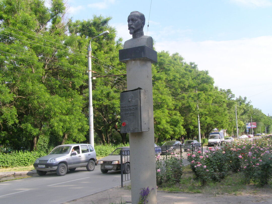 Памятник ф. Памятник ф. э. Дзержинскому (Таганрог). Памятник ф. э. Дзержинскому (Дзержинск, Нижегородская область). Памятник Дзержинскому в Дзержинске. Памятник Дзержинскому Таганрог.