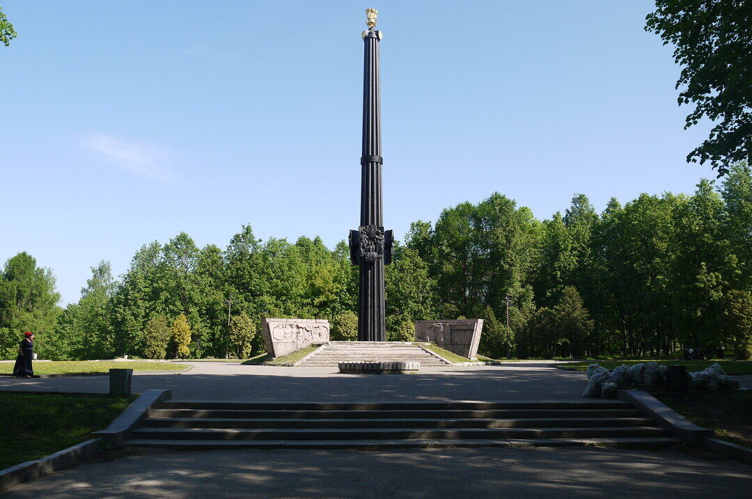 Памятное место-«Река Талка», где в 1893-1895 гг. и в 1905 г. проходили маевки и революционные собрания иваново-вознесенских рабочих. Здесь в 1905 г. были расстреляны жандармами иваново-вознесенские рабочие