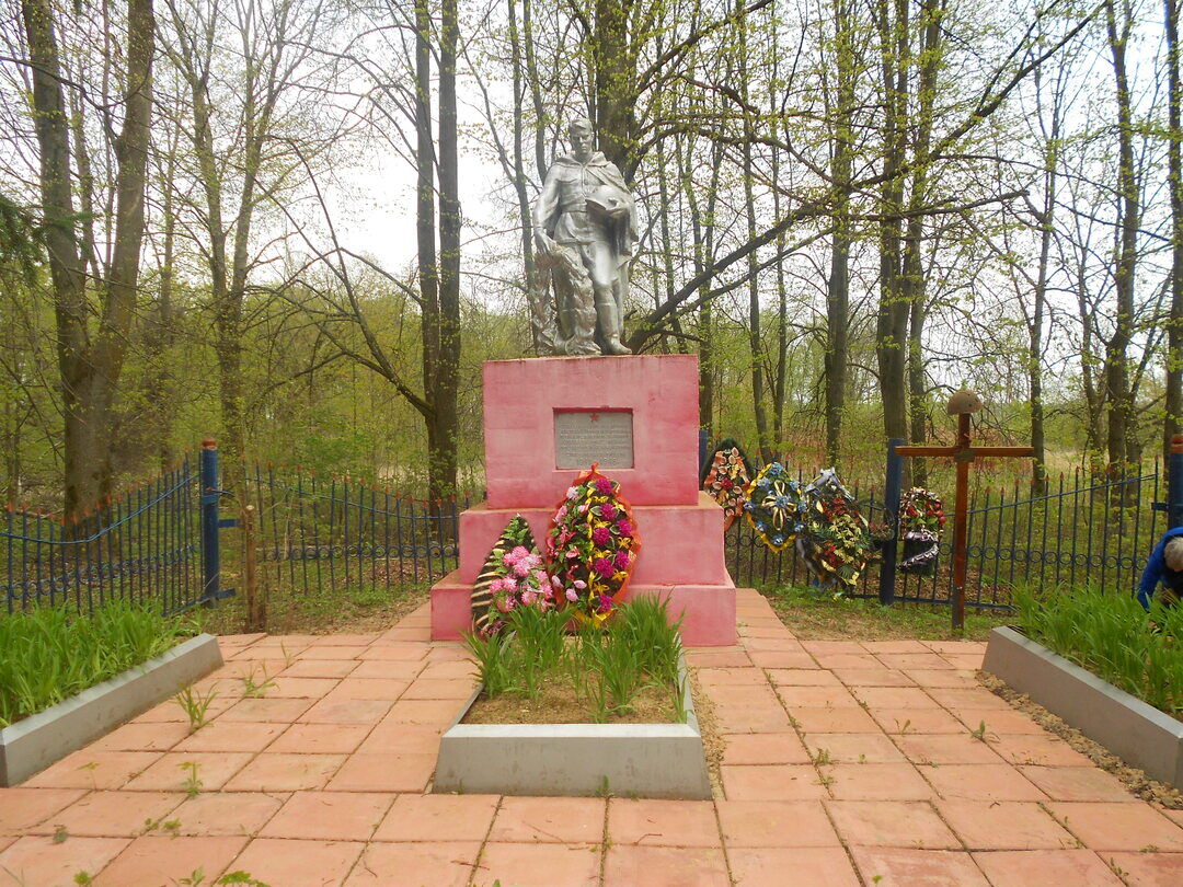 Смоленское братское. Деревня городок Сафоновский район Смоленская область. Братская могила в д.городок Сафоновский район. Деревня городок Смоленской области Сафоновского района. Воинское захоронение в Издешково Смоленской области.