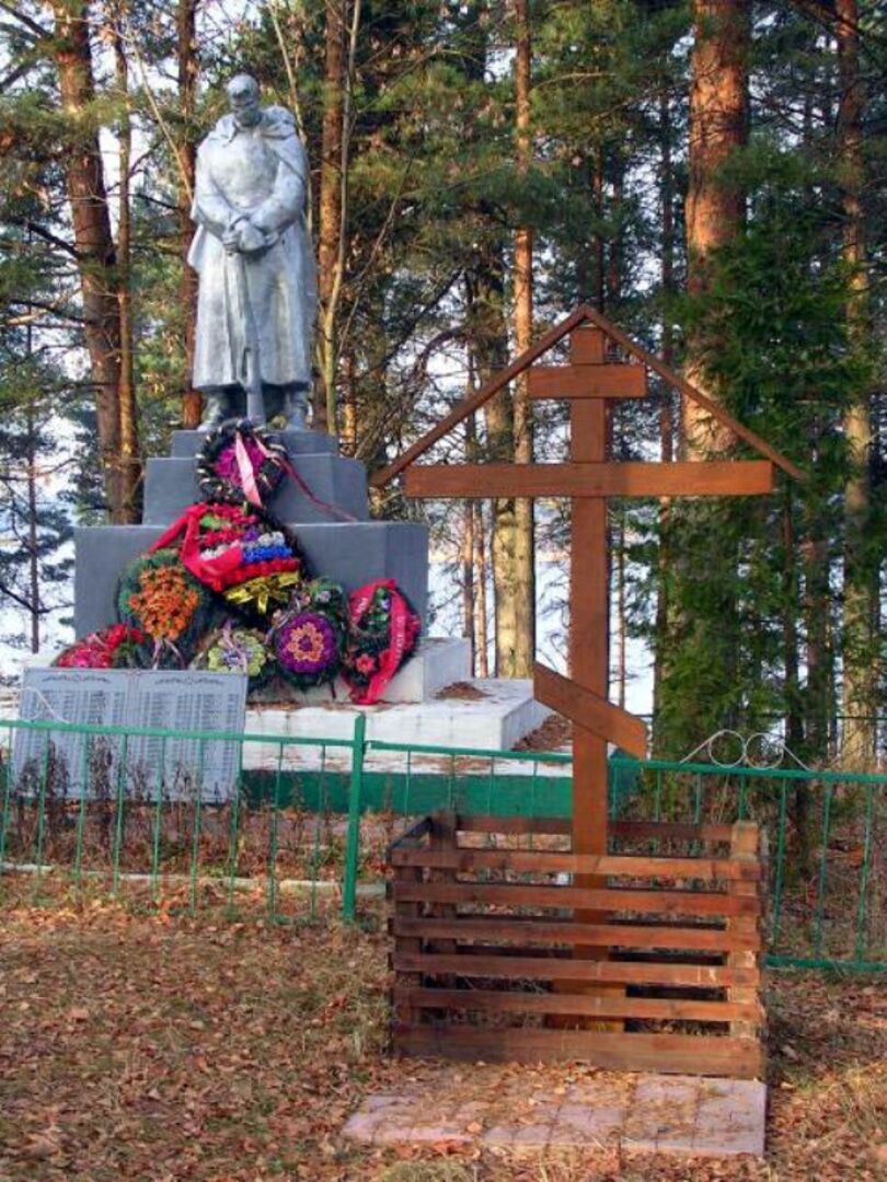 Памятники деревне. Деревня Светлица Осташковский район Тверская область. Деревня Светлица Осташковский район. Мемориальный комплекс Братская могила в Унече. Братская могила Тверская область.