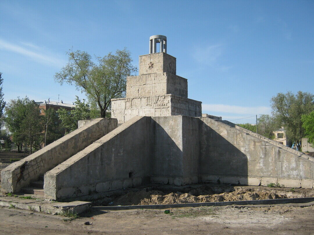 Старый кировск. Памятник Куломзинское восстание Омск. Памятник жертвам Восстания Куломзинского Восстания 1918 Омск. Старый Кировск Омск. Старый Кировск Омск памятник.