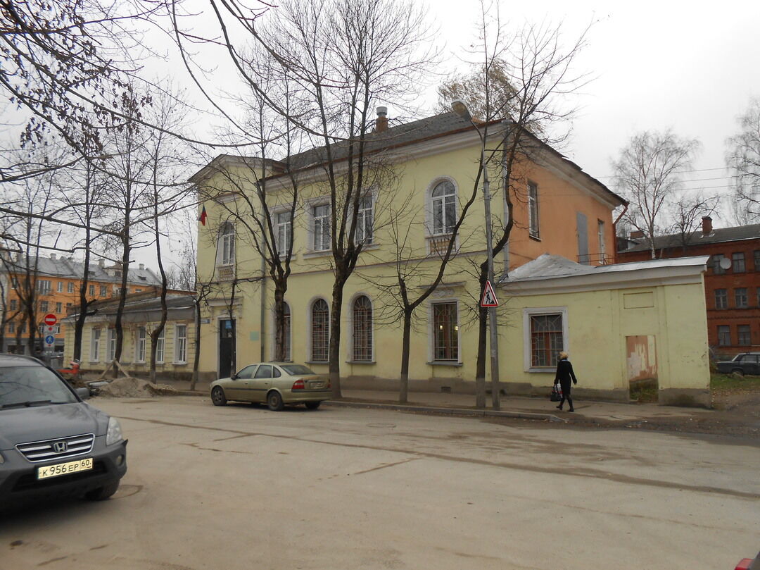 Усадьба городская Боговских. Дом жилой с флигелем и торговыми кладовыми,  первая четверть XIX в., Псковская область, г. Псков, ул. Пушкина, 6