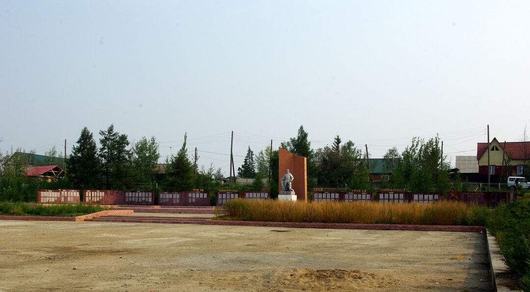 Памятник воинам-землякам, погибшим в годы Великой Отечественной войны (1941–1945). Автор Н.Д. Амыдаев, железобетон, 1966 г.