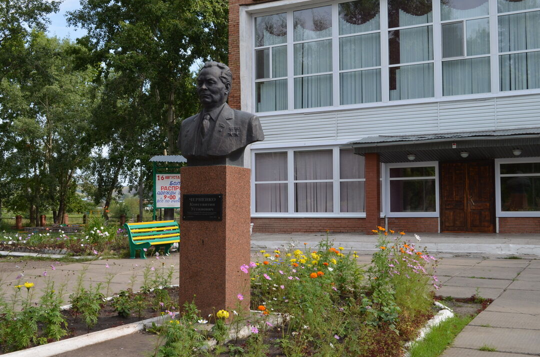 Село кома. Бюст Черненко в Новоселово. Новосёлово (Новосёловский район). Село Новоселово Красноярский край. Бюст дважды героя Социалистического труда Черненко к.у.. Красноярск.