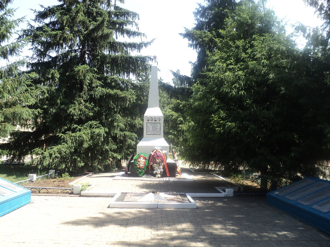 Братская могила советских воинов, погибших в боях с фашистскими захватчиками в 1943 году. Захоронено 14 человек, установлены имена. Мемориал