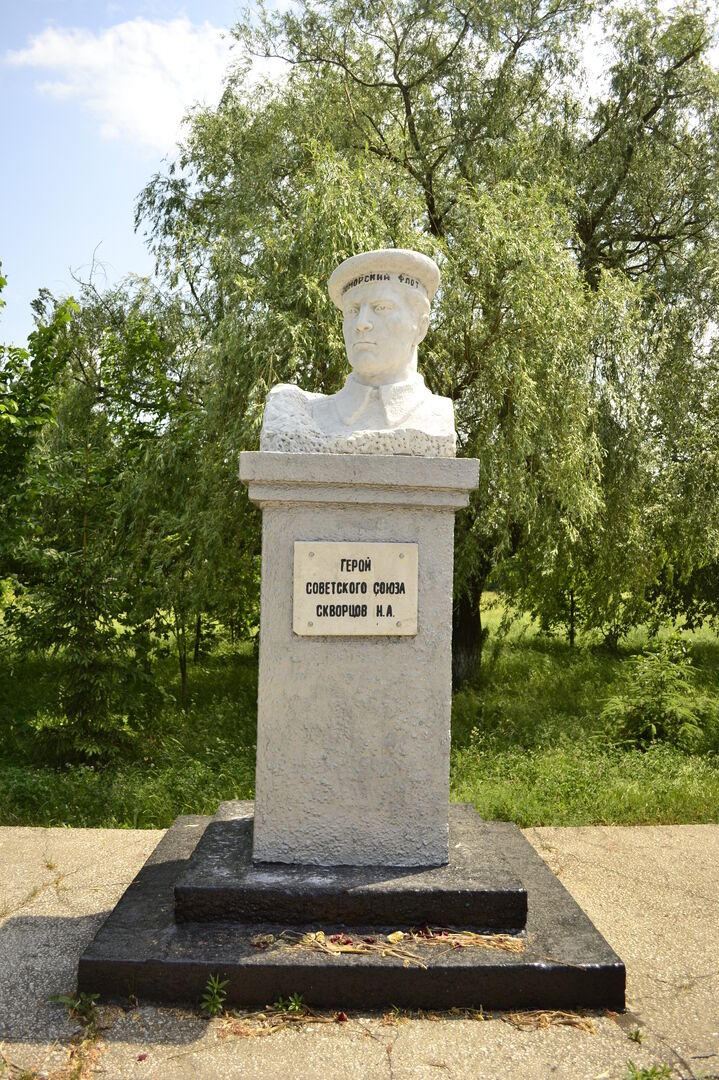 Бобровы дворы. Бобровы дворы Белгородская. Памятник скворцу. Памятник Бондареву в с Бобровы дворы. Обелиск в Скворцово.