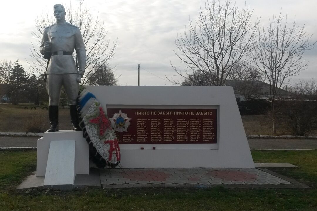 Поселок памятники. Посёлок Степной Краснодарский край Ейский район. Памятник солдатам Великой Отечественной войны Краснодарский край. Поселок Октябрьский Ейский район неизвестный солдат. Поселок Октябрьский Ейский район памятник землякам.