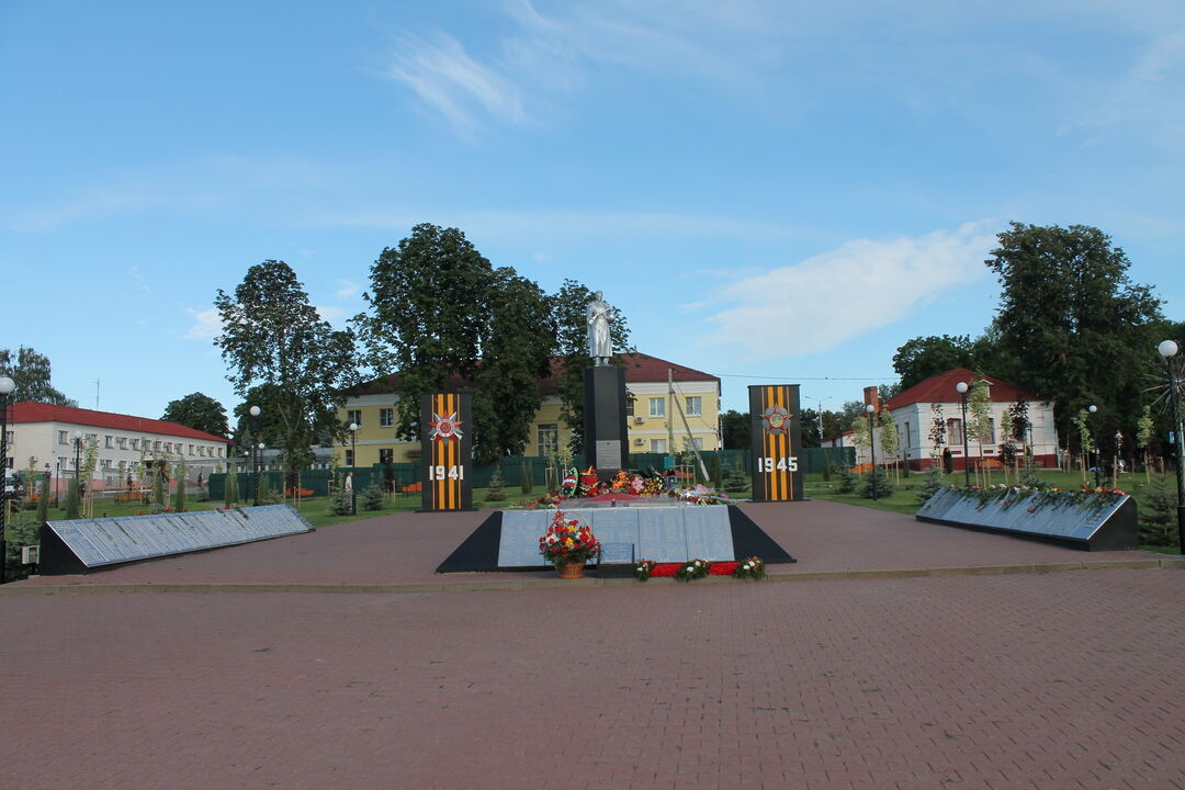 Братская могила советских воинов, погибших в боях с фашистскими захватчиками в 1943 году. Захоронен 1281 человек, имена установлены. Скульптура советского воина