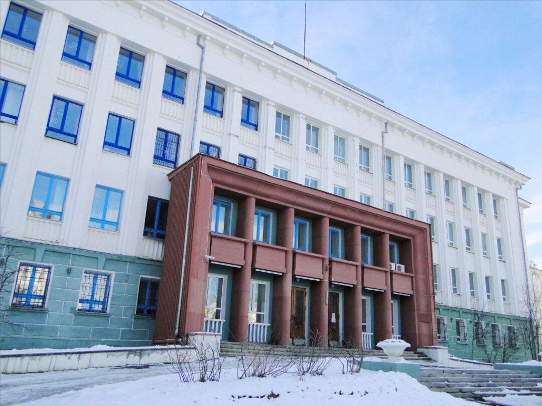 Здание бывшего управления "Дальстроя", ныне объединения "Северовостокзолото"